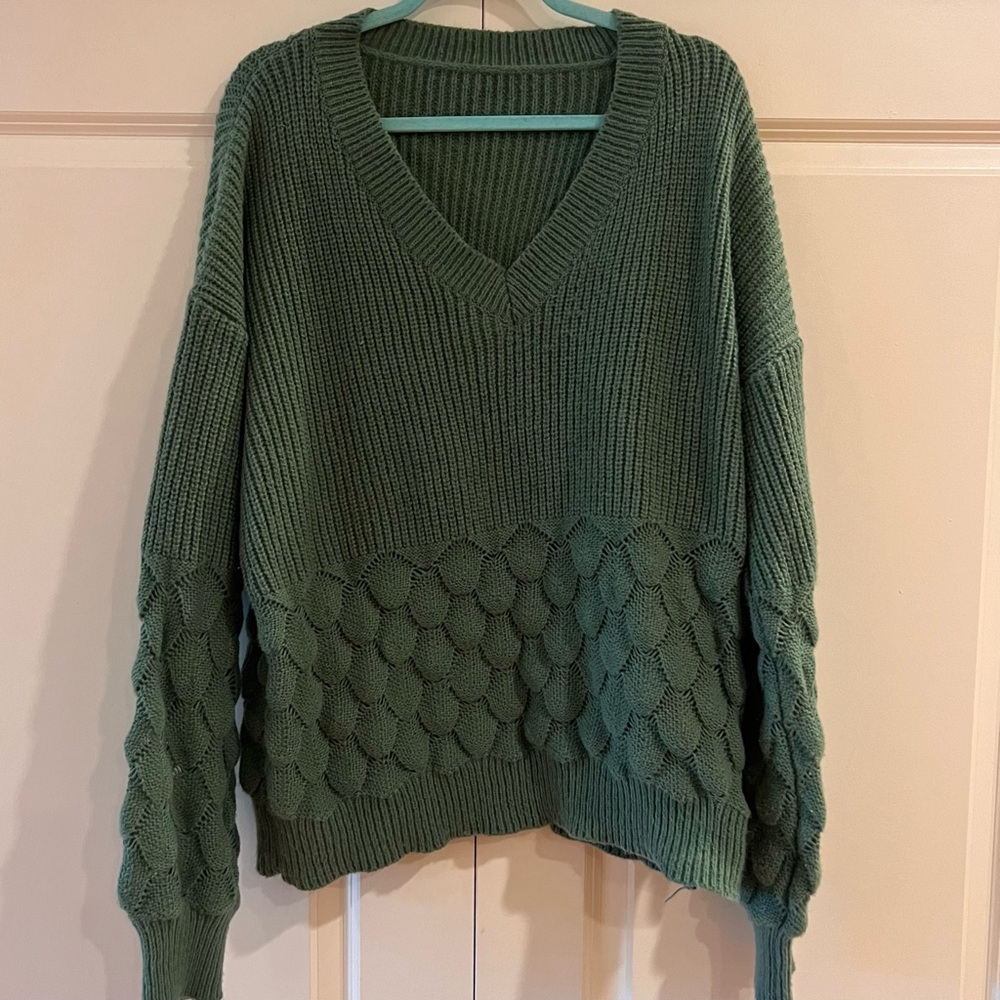SHEIN CURVE - GREEN SWEATER WITH SCALLOP DETAILS